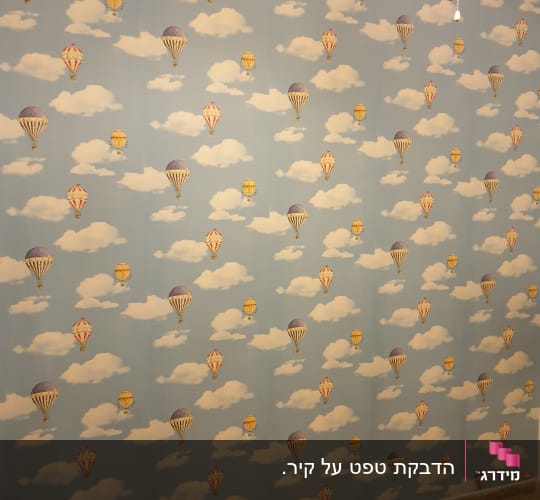 טפט עם כדורים פורחים ועננים על רקע כחול